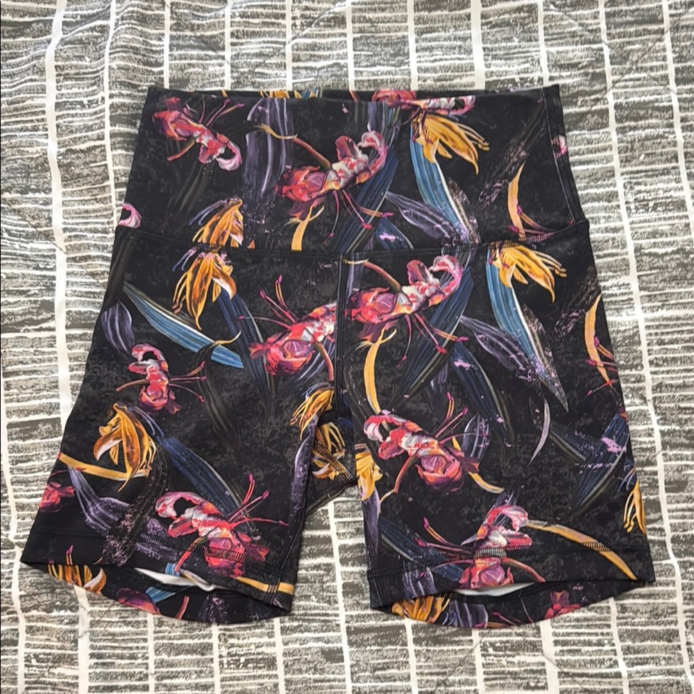 EUC women’s lululemon Wunder train shorts size 6